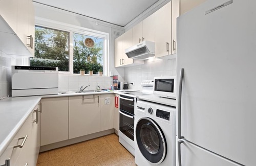 Prahran Apartment | Urban Retro Experience Vibrant Courtyard Charm