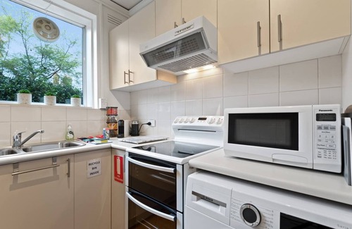 Prahran Apartment | Urban Retro Experience Vibrant Courtyard Charm