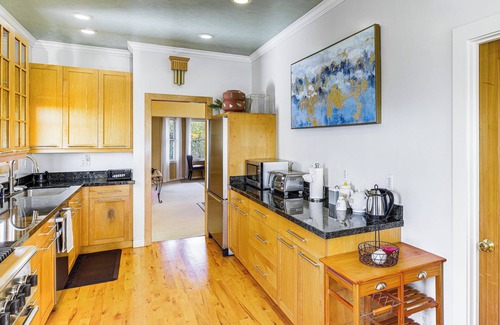 Sunnyside House | Urban San Francisco Retreat: Stunning City Views!