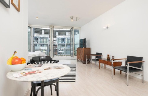 Erdberg Apartment | Urban Studio Gasometer by ichbucheAT