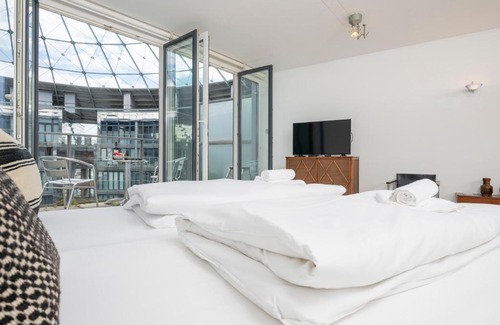 Erdberg Apartment | Urban Studio Gasometer by ichbucheAT