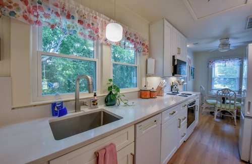 Forest Lake Cottage | Urban Treetop Cottage - Book for Football Season and more!