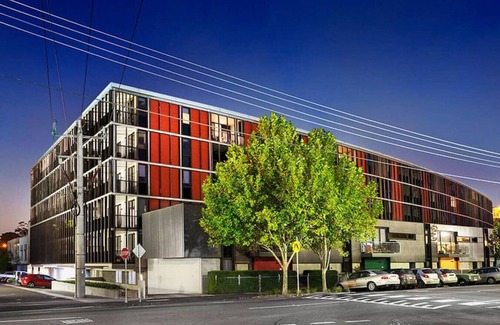 Richmond North Apartment | Urban Uptown: Stylish Richmond