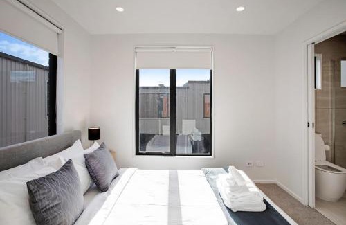Greenlane - Ellerslie House | Urban Vogue Escape with Parking and Air-con