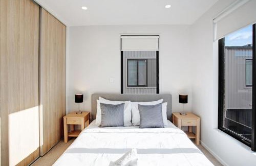 Greenlane - Ellerslie House | Urban Vogue Escape with Parking and Air-con