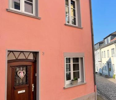 Saarburg House | Uriges Ferienhaus in der Altstadt von Saarburg mit Sauna, Kinderspielecke, 1000Mbit Wlan, 1 Minute vom Wasserfall entfernt