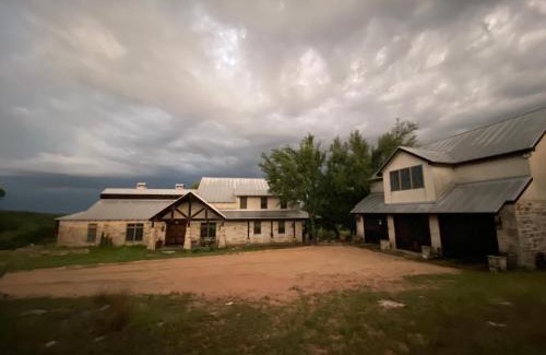 Marble Falls Villa | V700 Ranch Stays (Guesthouse)-A Tucked Away Gem