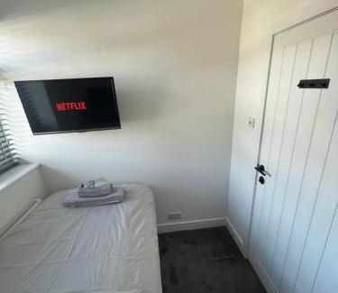 Tea Green House | VA Home Stay - Close to Luton Airport, M1 & A505
