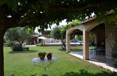 Meynes Villa | Vacances au Bord D'une Grande Piscine à L'ombre du Pool House et des Oliviers