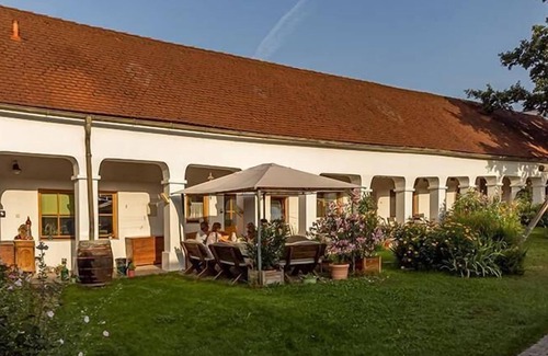 Herrnbaumgarten Apartment | Vacation apartment in a quiet arcaded courtyard with 2 bedrooms