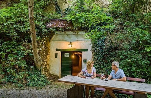 Herrnbaumgarten Apartment | Vacation apartment in a quiet arcaded courtyard with 2 bedrooms