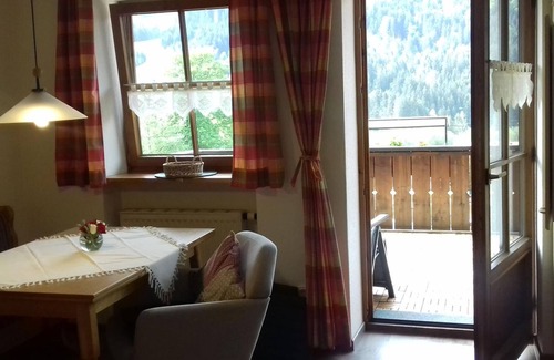 Vorderhindelang Apartment | Vacation apartment Alpenrose with south-facing balcony - Ferienwohnungen Haas