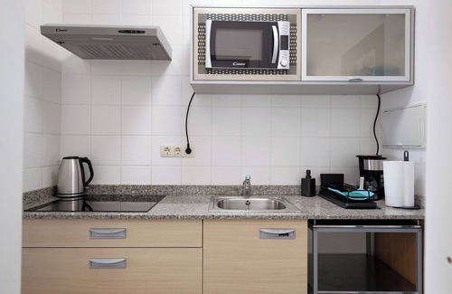 Costa Teguise Apartment | Vacation Apartment 'Al Sole Studios Playa Roca' with Sea View, Shared Pool and Wi-Fi