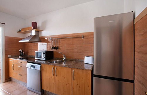 Playa de Arinaga Apartment | Vacation Apartment 'Apartamento Fani N2' with Private Terrace, Wi-Fi and Air Conditioning