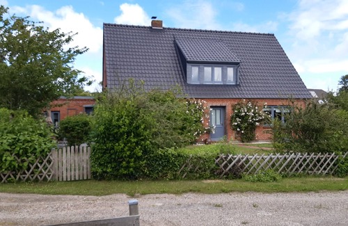 Midlum Apartment | Vacation apartment Hook - with south-facing terrace, very quiet location