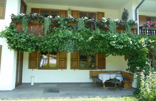 Samerberg Apartment | Vacation apartment with 2 separate bedrooms, living room with tiled stove, mountain view