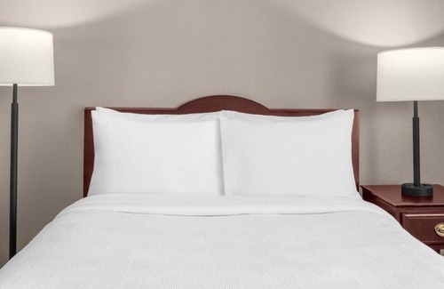 East Lake Hills House | Vacation At its Finest! Relaxing Studio Suite w/Complimentary Breakfast!