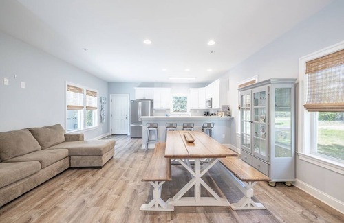 North Camellia Acres House | Vacation Beach House! Comfy beds, Wi-Fi, Cable, Fire Pit, Grill, and Balcony!