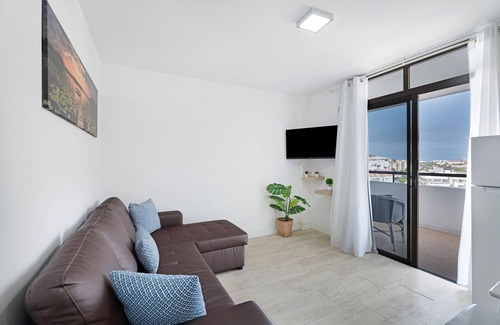 Los Cristianos Apartment | Vacation 'Cozy Los Cristianos' with Sea View, Private Pool and Wi-Fi
