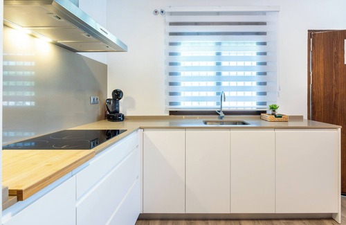 Alhaurin de la Torre House | Vacation Home Kanmarala with Mountain View, Pool & Wi-Fi