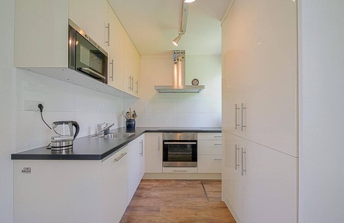 Julianadorp aan zee House | Vacation home Zeevogel: Quiet and Green Stay at Park de Keizerskroon in Julianadorp aan Zee, Close to Beach and Center for a Perfect Vacation!