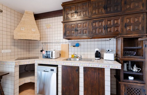 Playa de Arinaga Apartment | Vacation Home 'Apartamento Fani N1' with Private Terrace, Wi-Fi and Air Conditioning