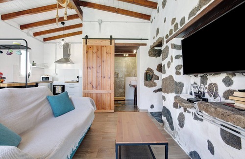 Lajares House | Vacation Home 'Ca Lajares' with Mountain View, Private Terrace and Wi-Fi