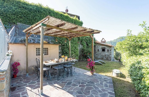 Villabuona House | Vacation Home "Casa Di Laino" with Private Terrace, Private Garden & Wi-Fi