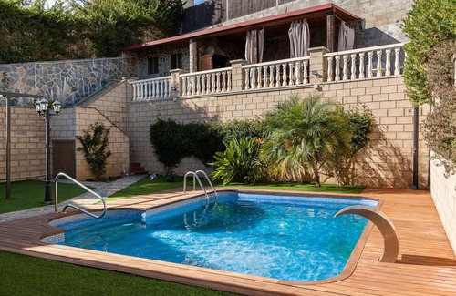 Canyelles House | Vacation Home "Casa Lourdes" with Private Pool, Garden & Wi-Fi