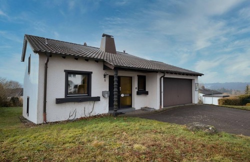 Wiebelskirchen Apartment | Vacation home Charlotte - vacation home, bathroom, toilet and bathtub, 4 bedrooms