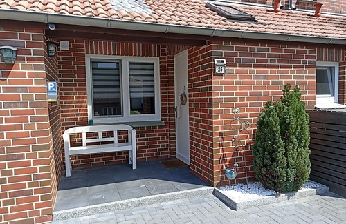 Bad Fallingbostel House | Vacation home with covered terrace and garden