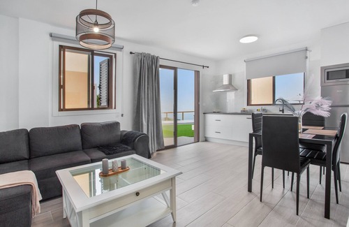 Icod de los Vinos House | Vacation Home 'Lovely House with Panoramic Views' with Sea View, Shared Pool and Wi-Fi