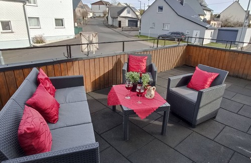 Hohn House | Vacation home for up to 13 people 5 bedrooms fenced garden