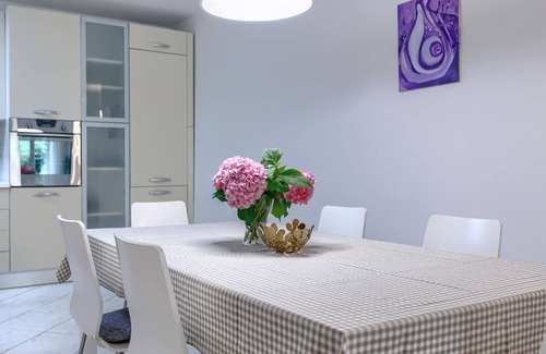 Topid House | Vacation home Green by Interhome