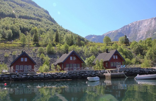 Mauranger House | Vacation home in beautiful Fjord Norway - motorboat for hire.