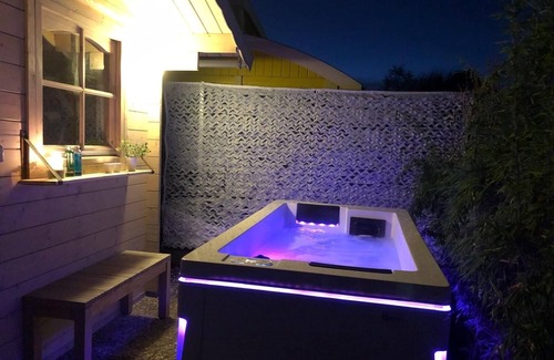 Herkingen House | Vacation home in Holland 250 m to sea dog sauna fenced