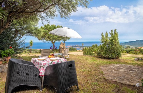 Paduledda House | Vacation Home "La casetta con vista" with Sea View, Terrace & Garden