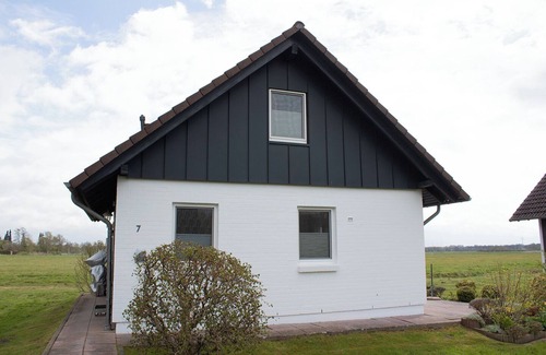 Bad Bederkesa House | Vacation home Kiebitzmoor 7, at ground level and surrounded by greenery.