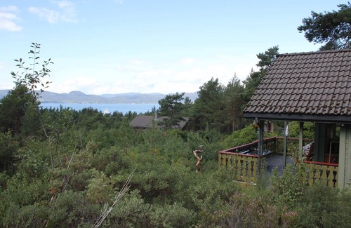 Lyngstranda House | Vacation home Norway: Vacation property for up to 6 people, 9.9/15 hp motorboat for hire.
