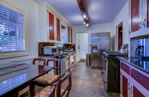 Ann Arbor House | Vacation Home Offering Country Setting. Weddings not allowed.