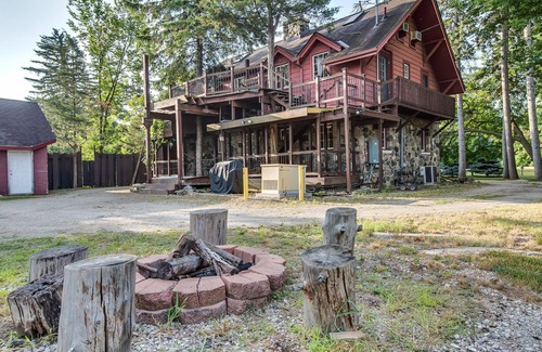Ann Arbor House | Vacation Home Offering Country Setting. Weddings not allowed.