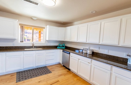 Greenehaven House | Vacation Home: Overlooks Lake Powell, Near Horseshoe Bend & Antelope Canyon