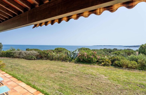Plage de la Garonnette Villa | Vacation Home with Breathtaking Sea View, Steps from the Beach and Port