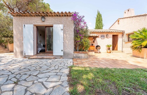 Plage de la Garonnette Villa | Vacation Home with Breathtaking Sea View, Steps from the Beach and Port