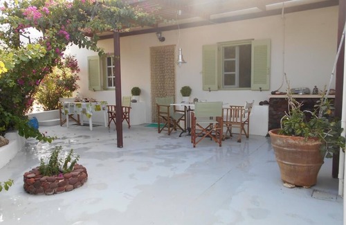 Kamari House | VACATION HOUSE WITH VIEW TO MOUNTAIN