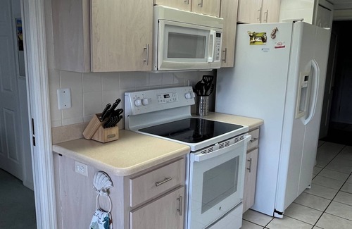 Broadmoor House | Vacation in Paradise on the Canal w/Heated Pool and minutes to the Beach!