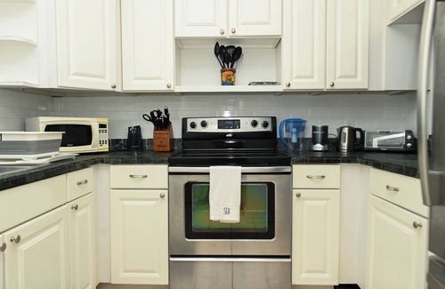 Bell Channel Bay Condo | Vacation Lovers Blue Water Paradise: 2-bedroom condo with AC, WiFi in Freeport