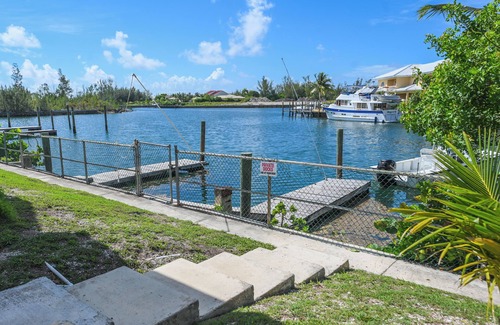 Bell Channel Bay Condo | Vacation Lovers Blue Water Paradise: 2-bedroom condo with AC, WiFi in Freeport