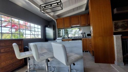 Paiania Villa | Vacation Villa 5 bedrooms