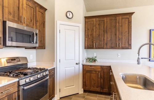 Sienna Hills House | VACATION VILLA▐KID FRIENDLY▐3 MASTER BEDROOMS▐POOL HOT TUB▐FAST WIFI▐CLOSE PARKS